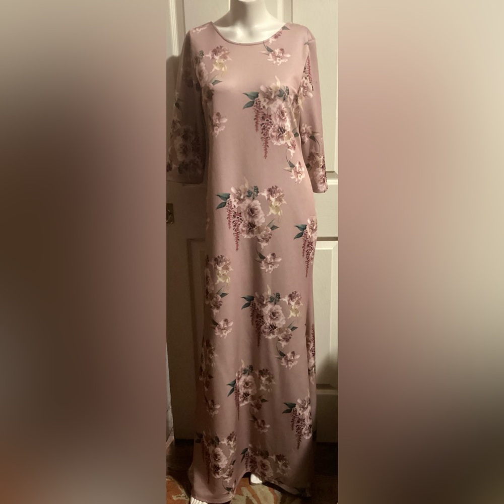 SOFT PURPLE DRESS WITH BEAUTIFUL FLORAL DETAIL FITTED